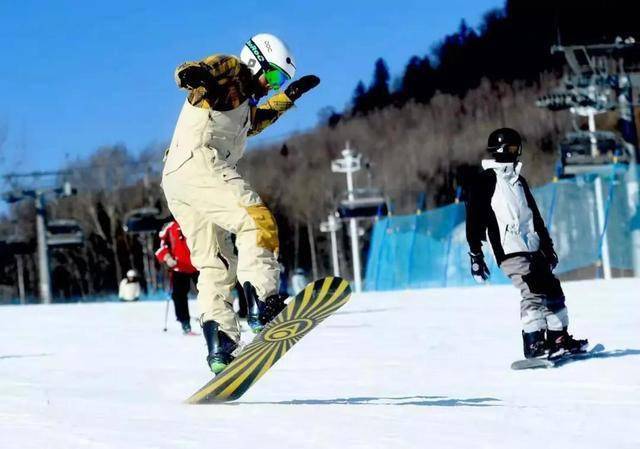 最新滑雪服时尚风采，披挂新装，征服雪道的自信与荣耀