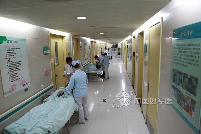 最新大客车翻车事件揭秘，背景、进展与影响