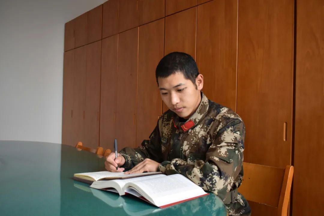 最新军人婚礼主持词全程实录，荣耀与爱情交织的庄严时刻