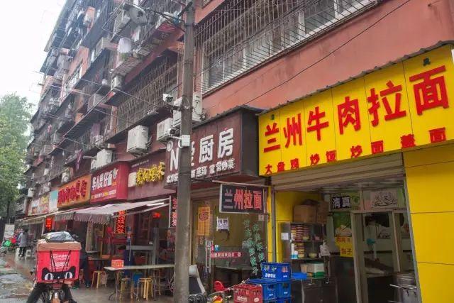 不要和陌生人说话演员探秘，小巷深处的特色小店故事