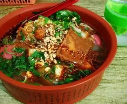 最新款衣服，小巷中的隐秘时尚探索