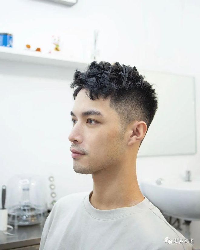 最新男发型,最新男发型，改变发型，重塑自信，开启人生新篇章