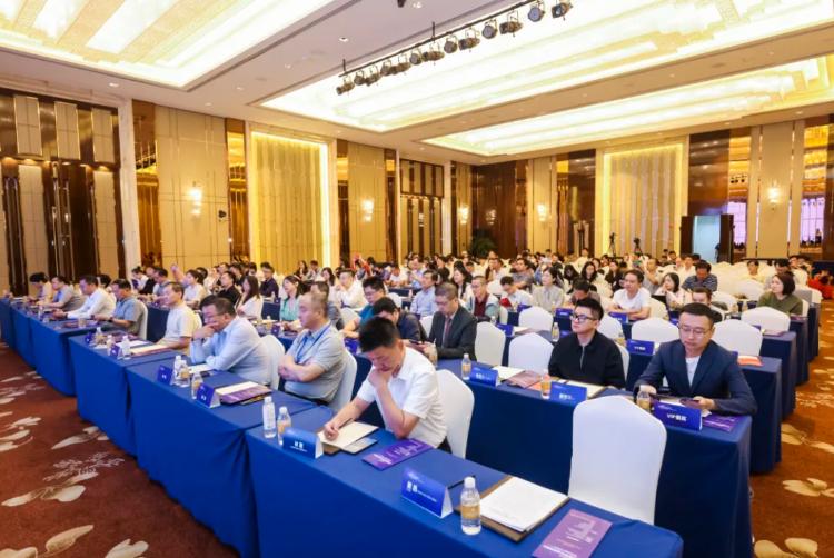 重磅推出全新高科技电脑，重塑未来生活，科技魅力无与伦比