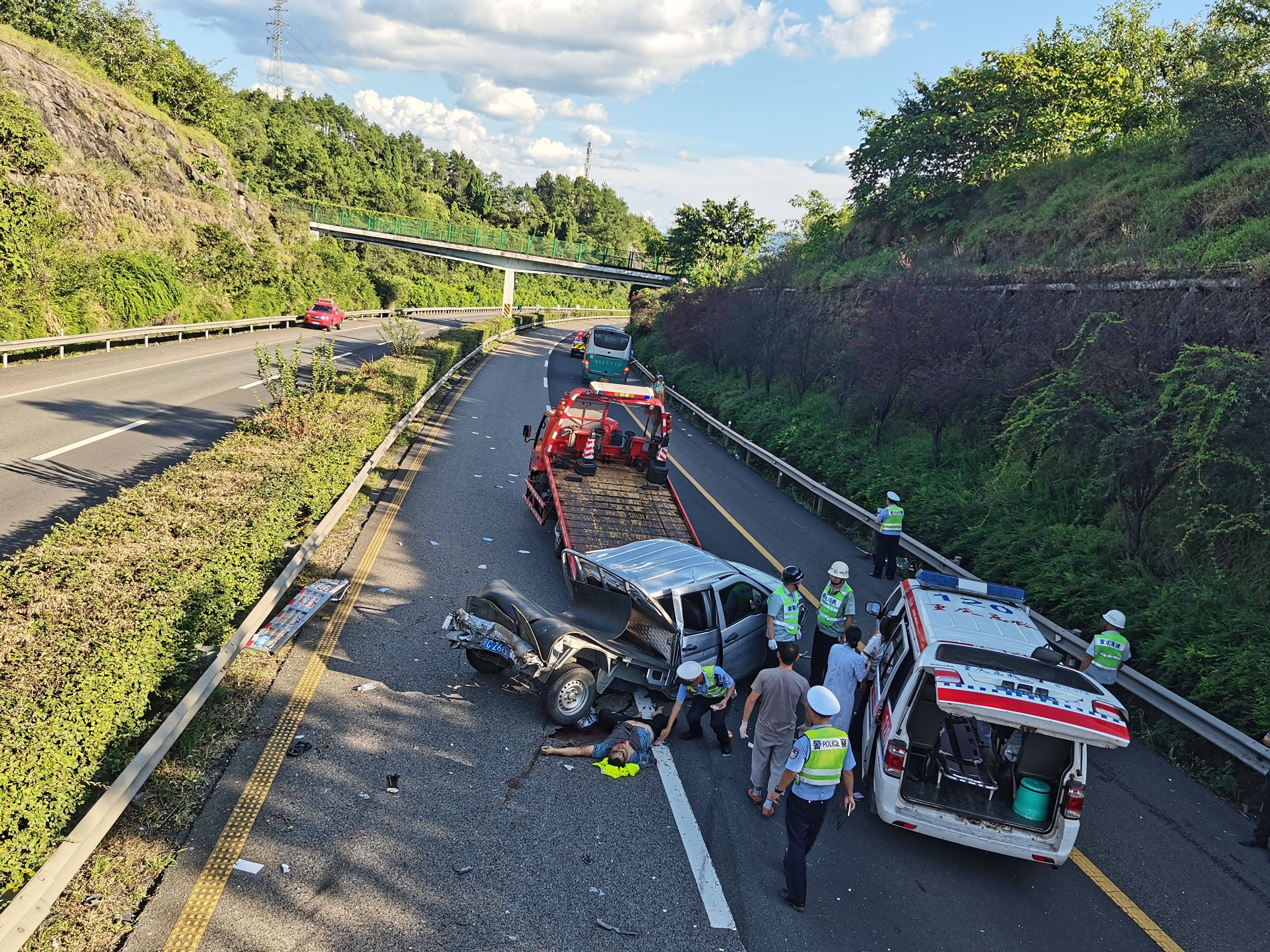 高速事故最新动态，紧急救援进行中🚓🚗🚀