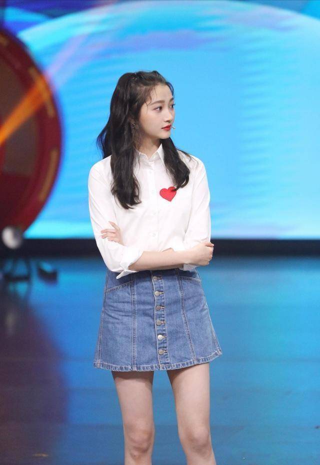 关晓彤最新发现的美食宝藏，小巷深处的独特风味美食亮相！