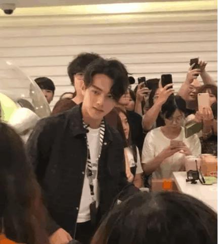 许凯最新照片展现自信与成就的力量，风景中的变化之美