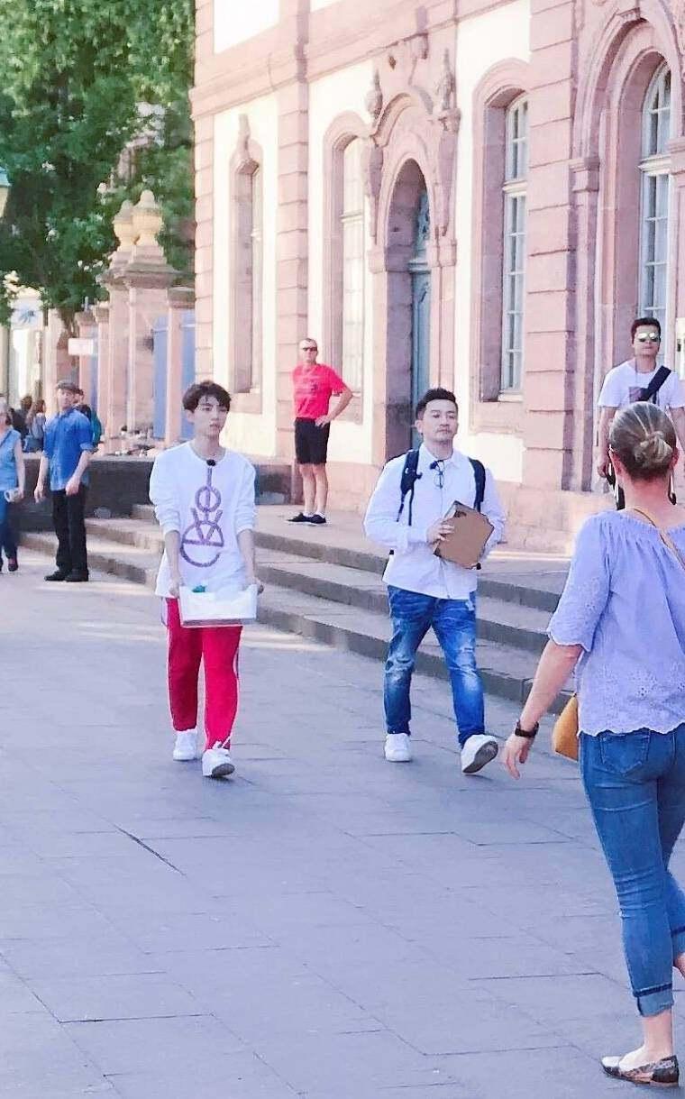 TFBoys最新照片揭秘，小巷深处的宝藏小店