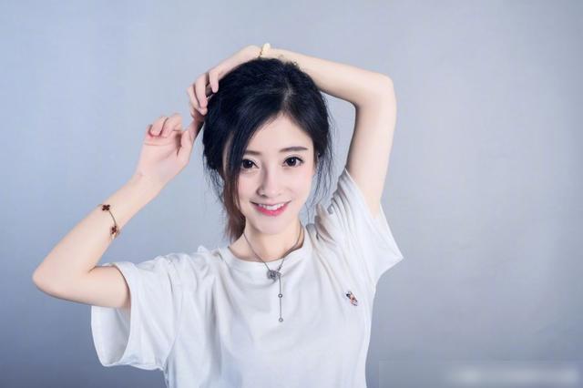 冯提莫的最新日常，音乐、友情与家的温馨故事更新啦！